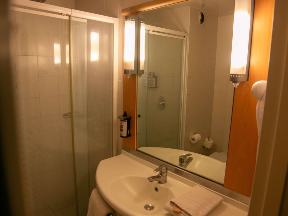 Ibis Mendoza 67/71