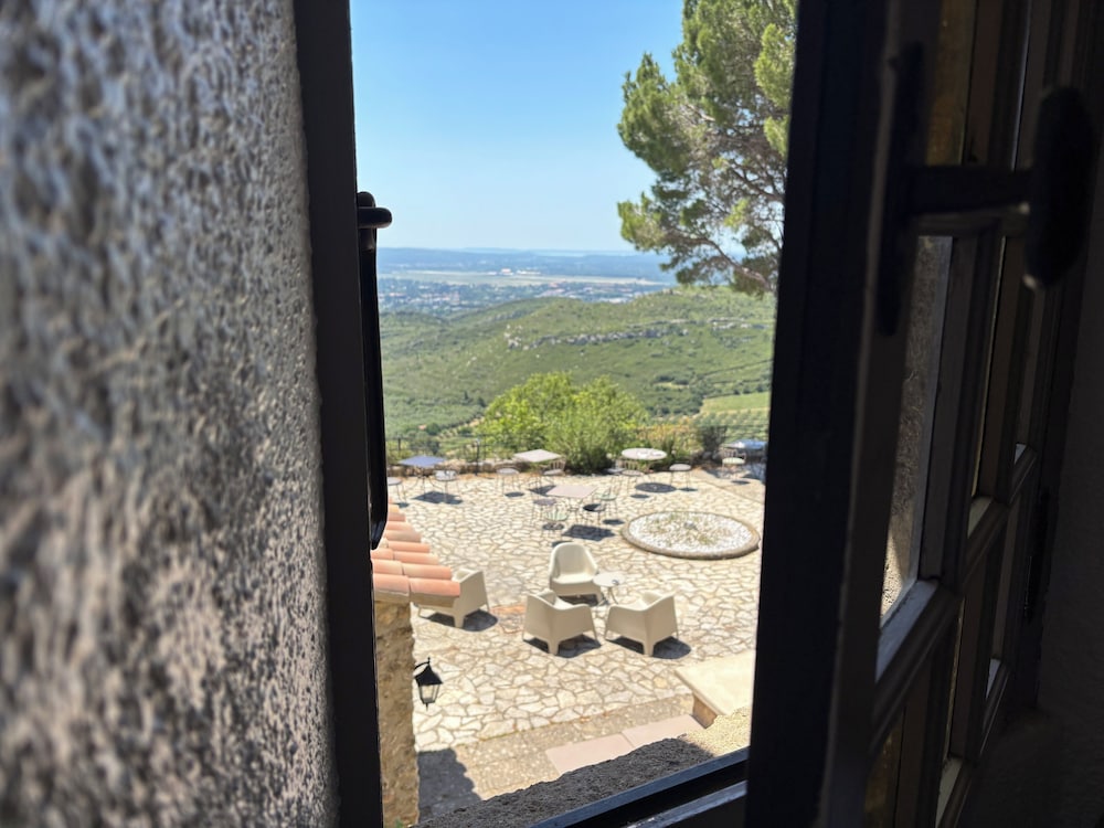 Abbaye de Sainte Croix 75/81