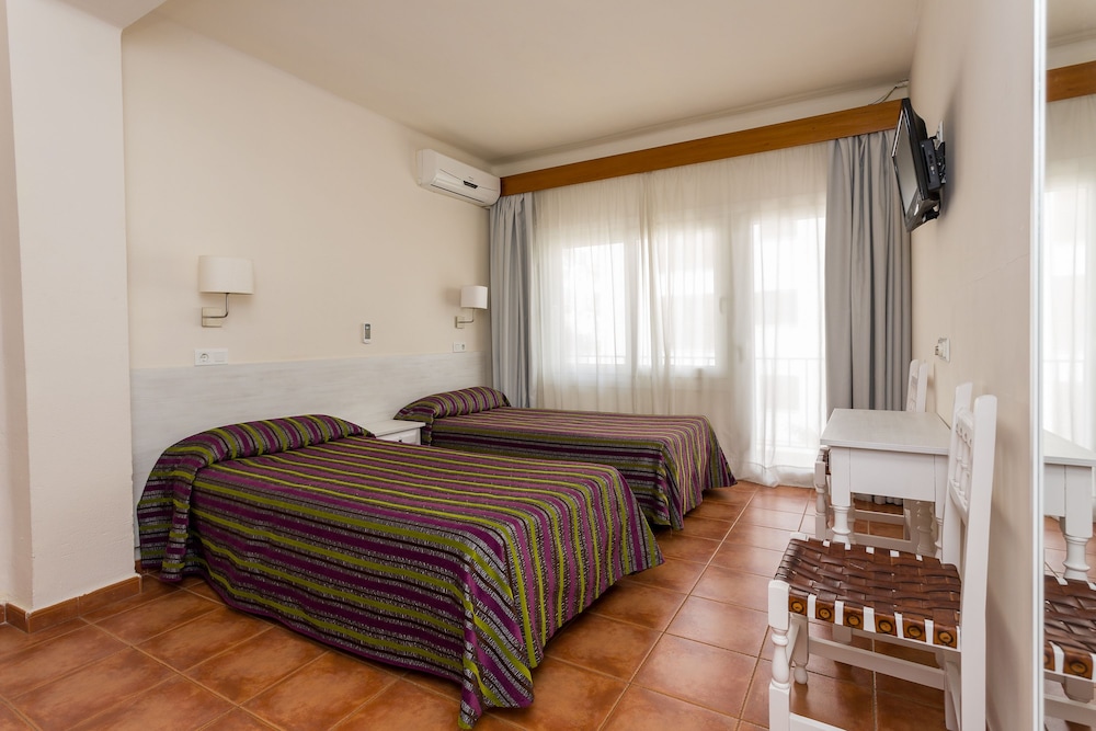 ROOM, TWIN BEDS