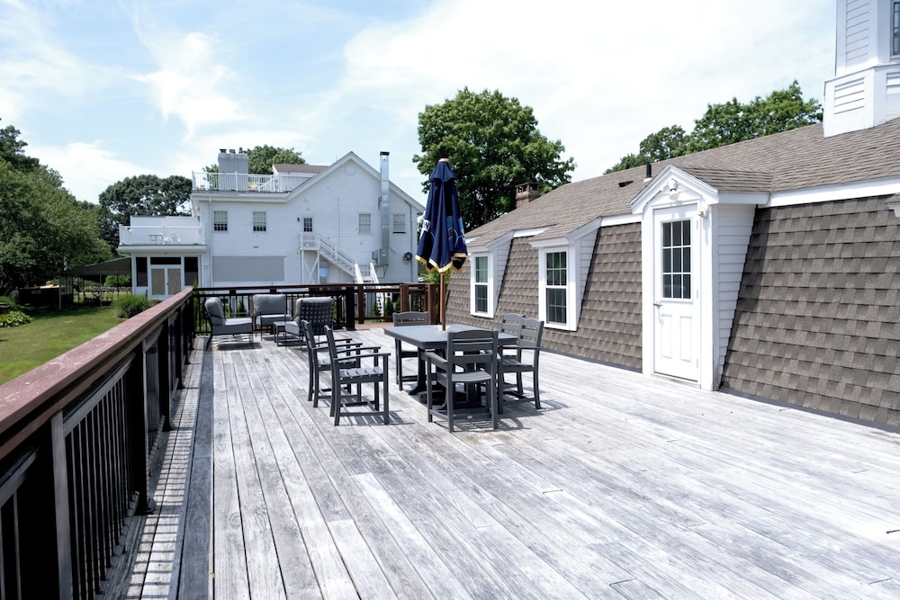 Shelter Harbor Inn 58/72