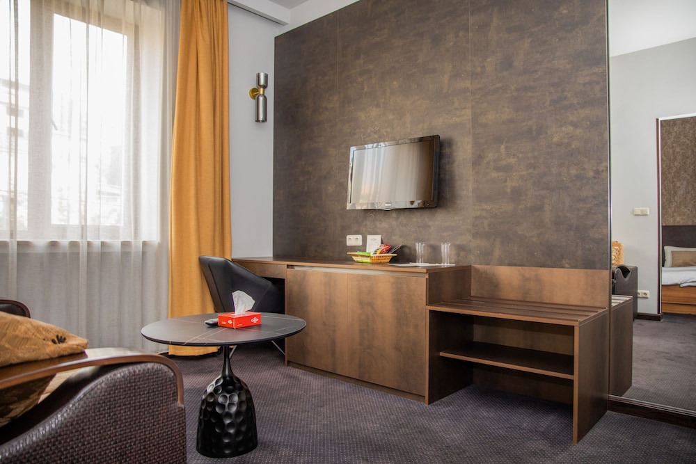 Cascade Hotel 32/46