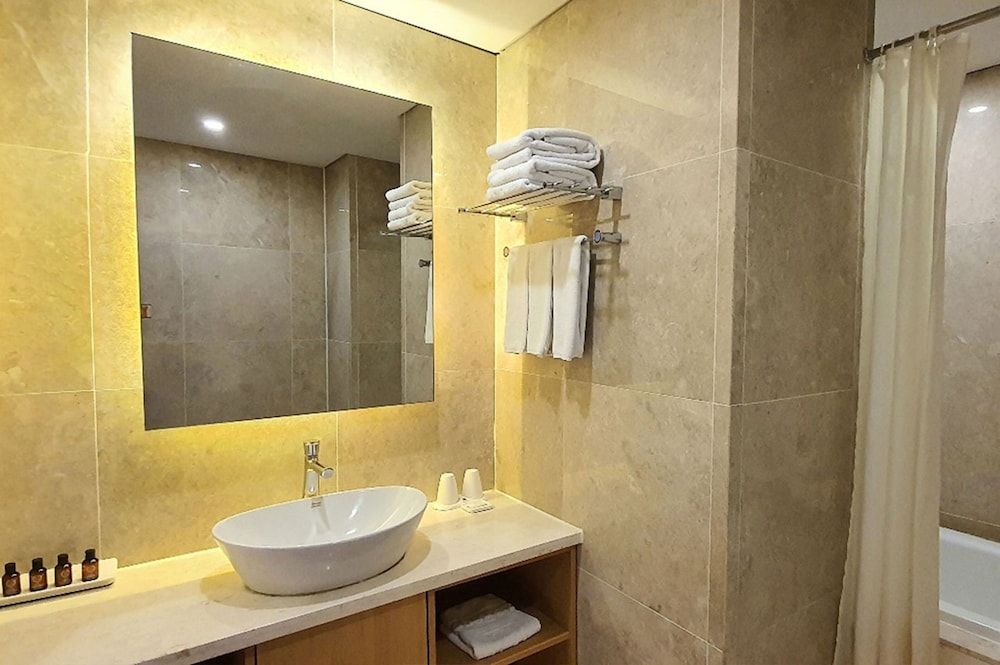 Korean, Deluxe, Suite, Futon Bed, Queen Bed, New Wing, Corner، Eldis Regent Hotel 4/5