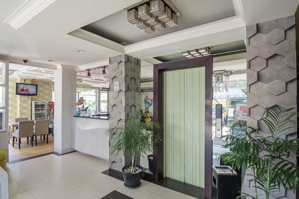 RedDoorz Plus near Mangga Besar Station 2 12/15