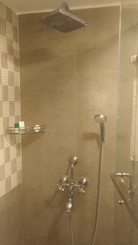Hanu Reddy Residences Poes Garden 27/57