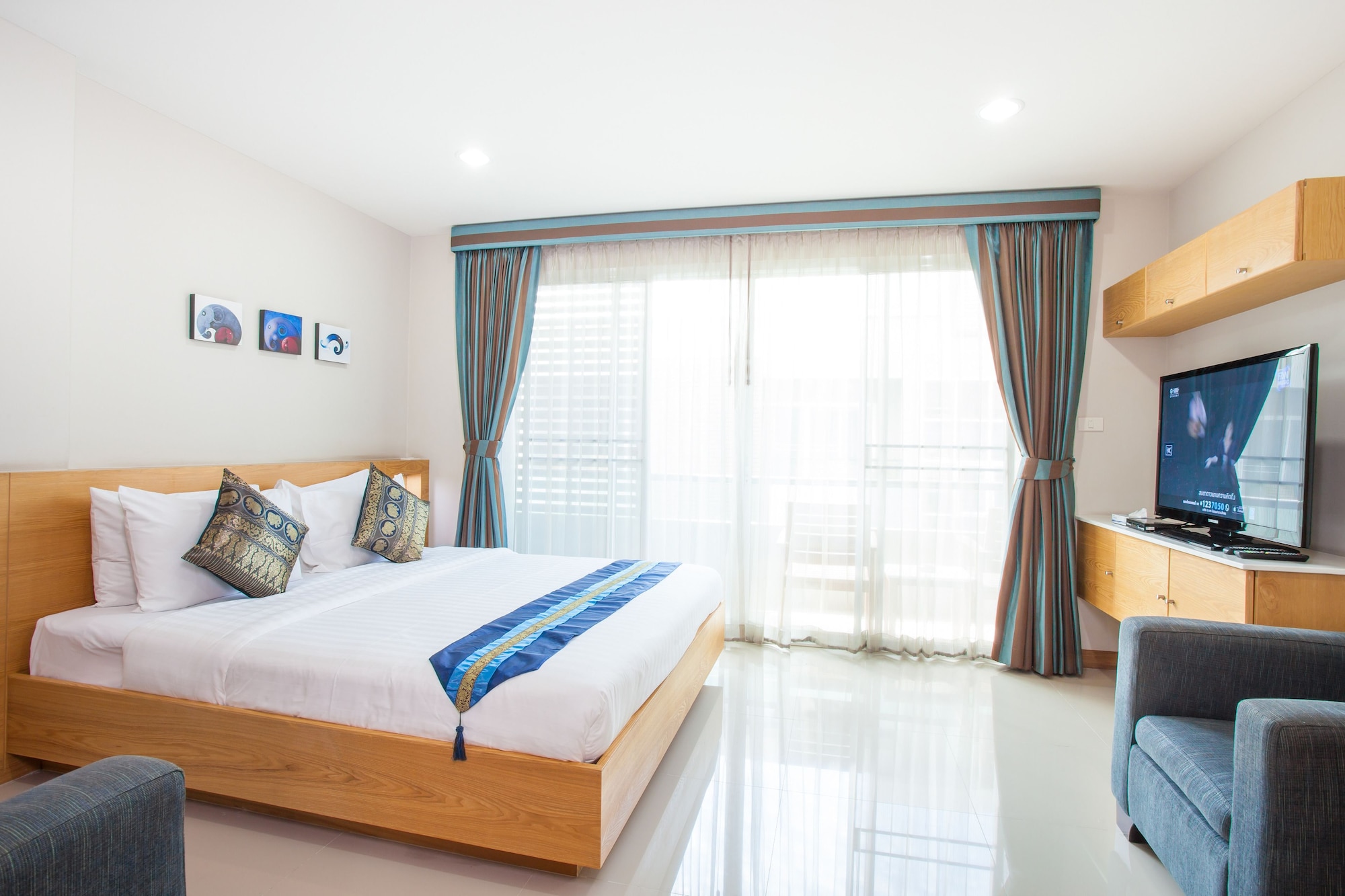 DELUXE, DOUBLE BED