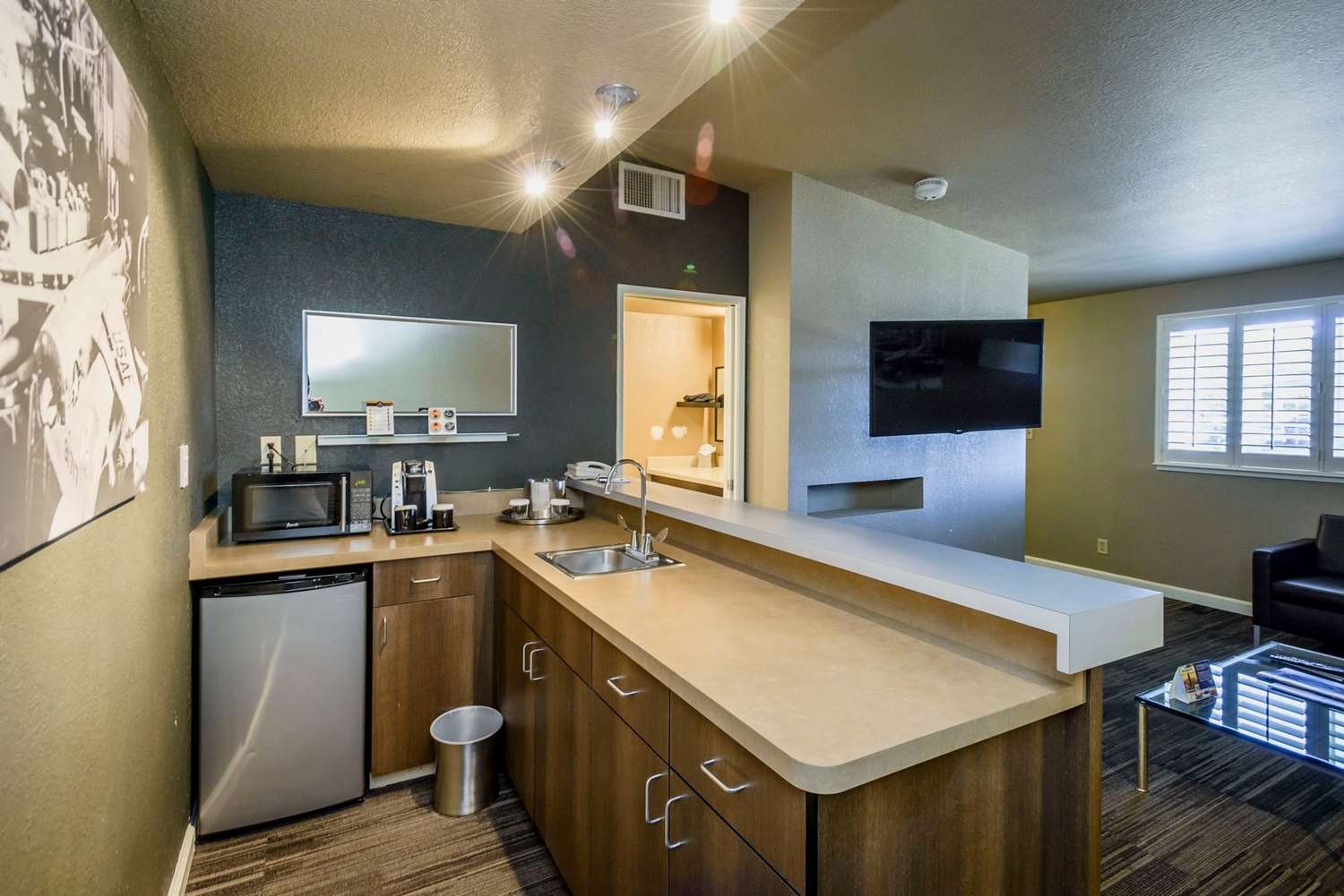 Lions Gate Hotel 36/44
