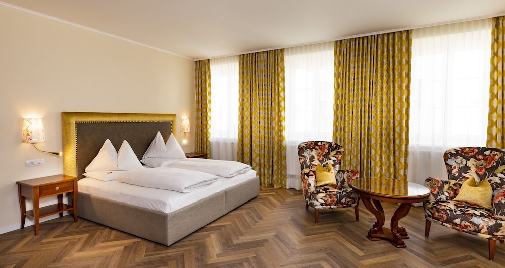 DELUXE, DOUBLE BED