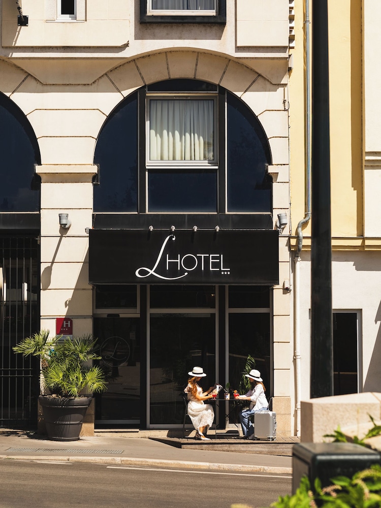 L Hotel 2/70