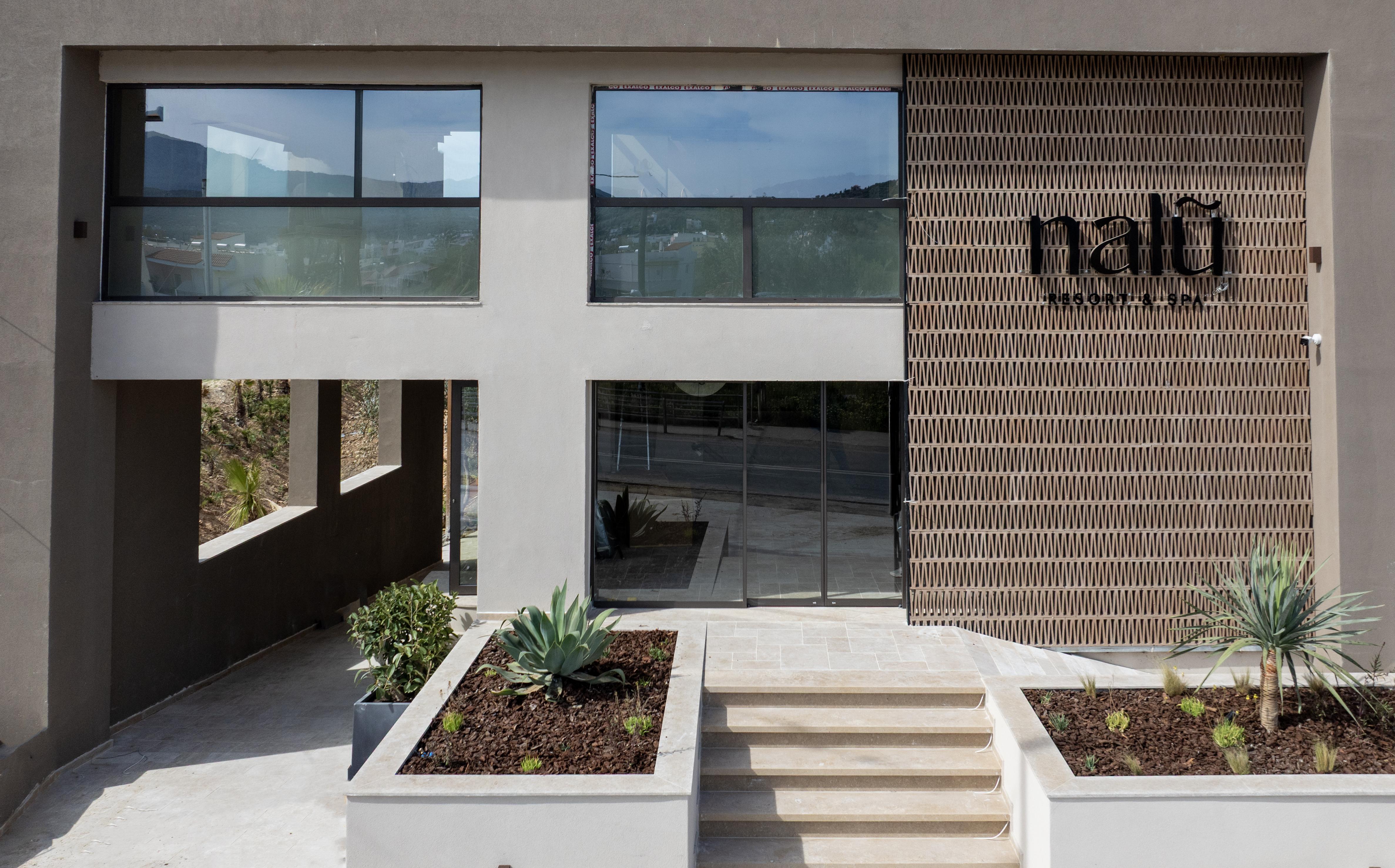 Nalu Resort and Spa 2/10