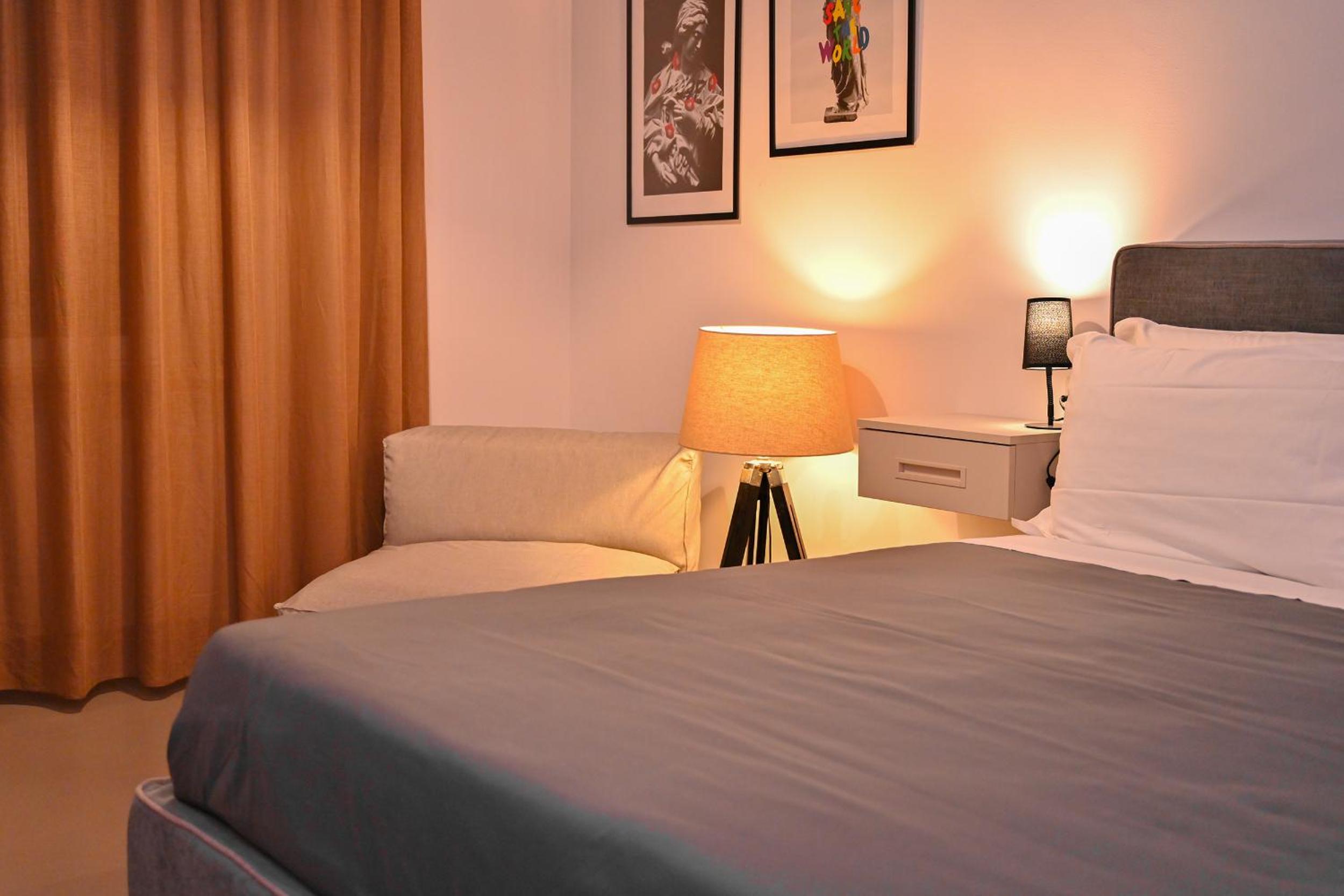 ROOM, DOUBLE OR TWIN BED