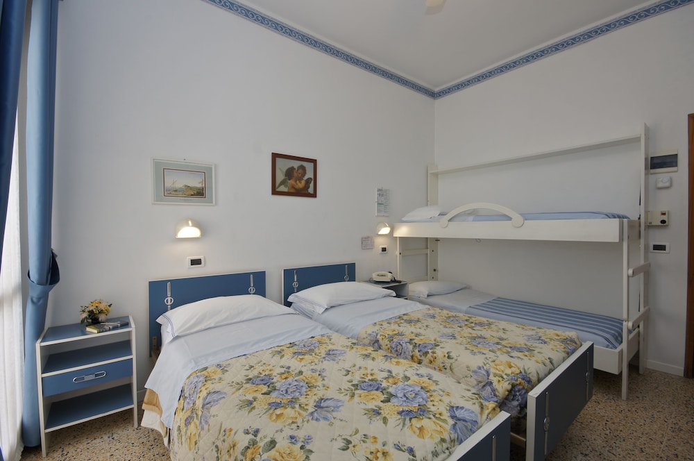 ROOM, QUADRUPLE