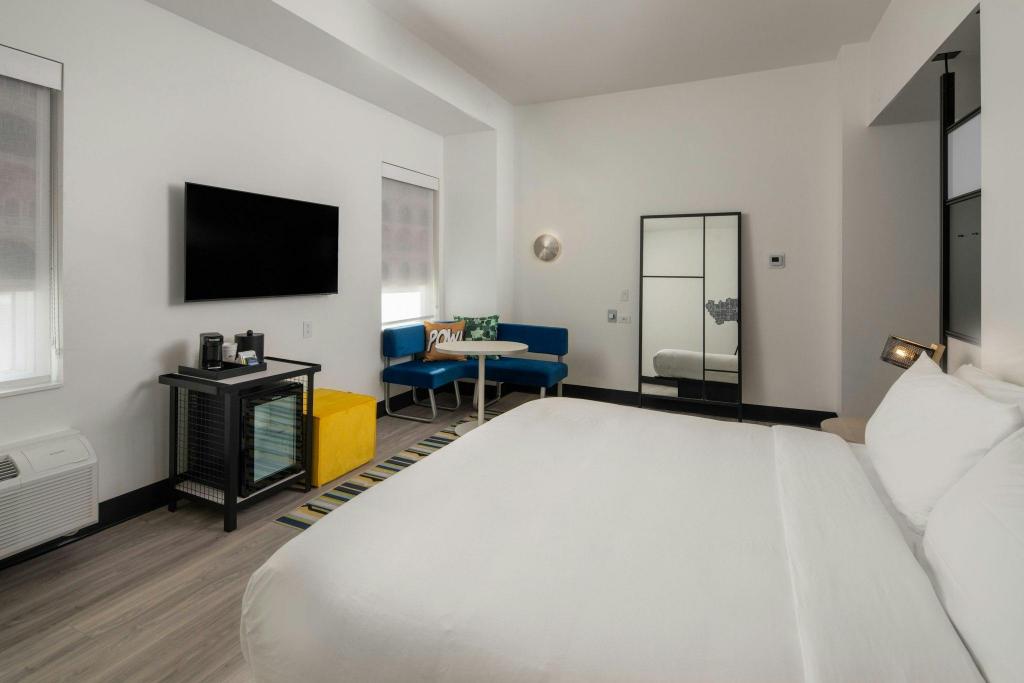 Savvy, Guest Room, Deluxe, King Bed, Large