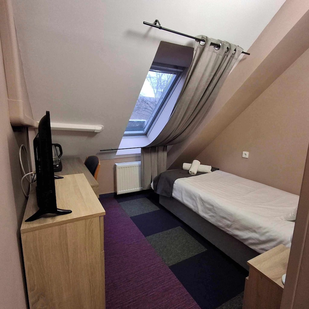 Hotel Unicornis 4/83