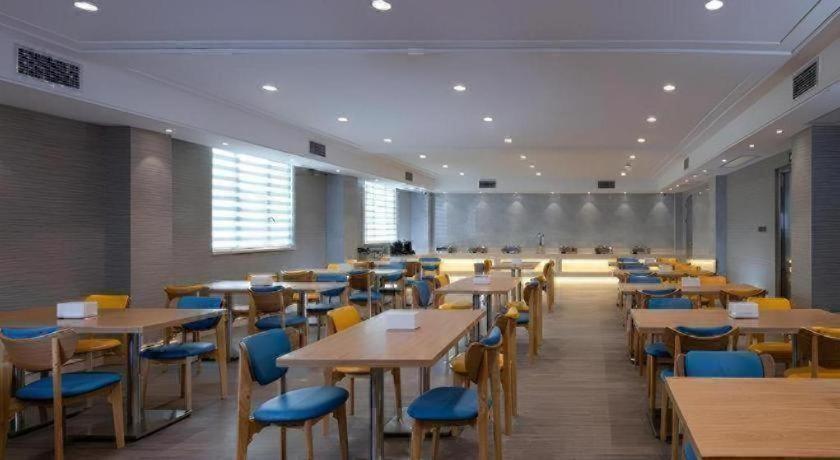 Vienna Hotel (Foshan Yihuan Lishui) 52/60
