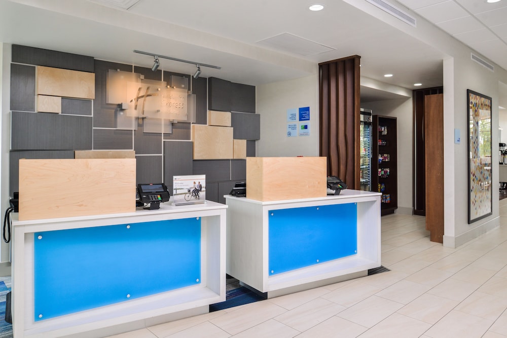 Holiday Inn Express Suites Siloam Springs 9/57