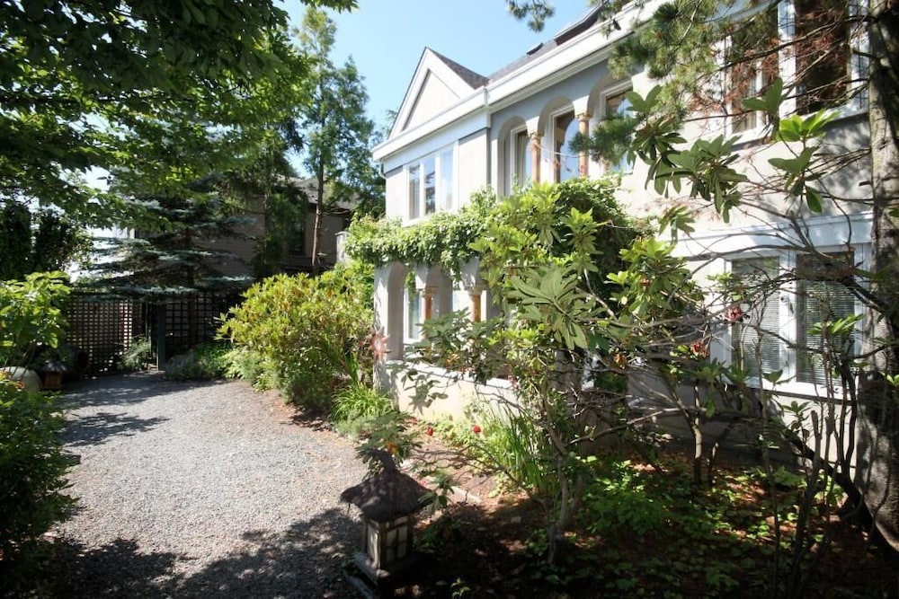Spinnakers Brew Pub Guest Houses 55/58