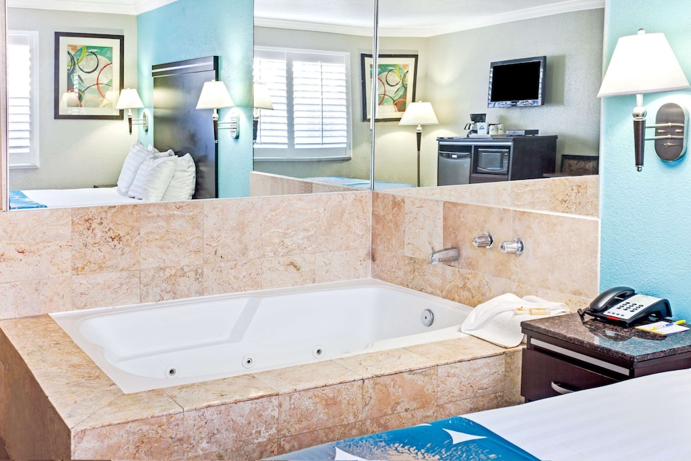 Cabana Inn & Suites 15/22