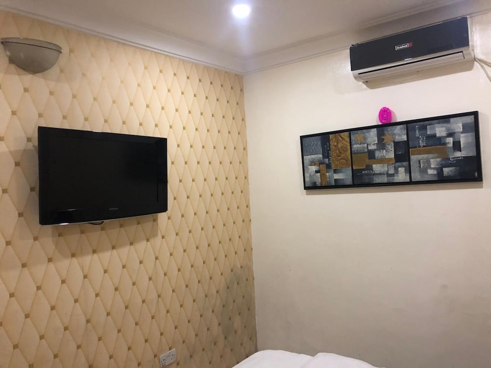 Solitude Hotel Yaba 40/50