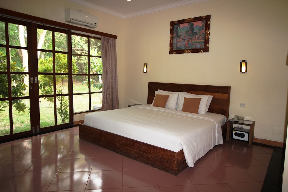 DELUXE, KING BED