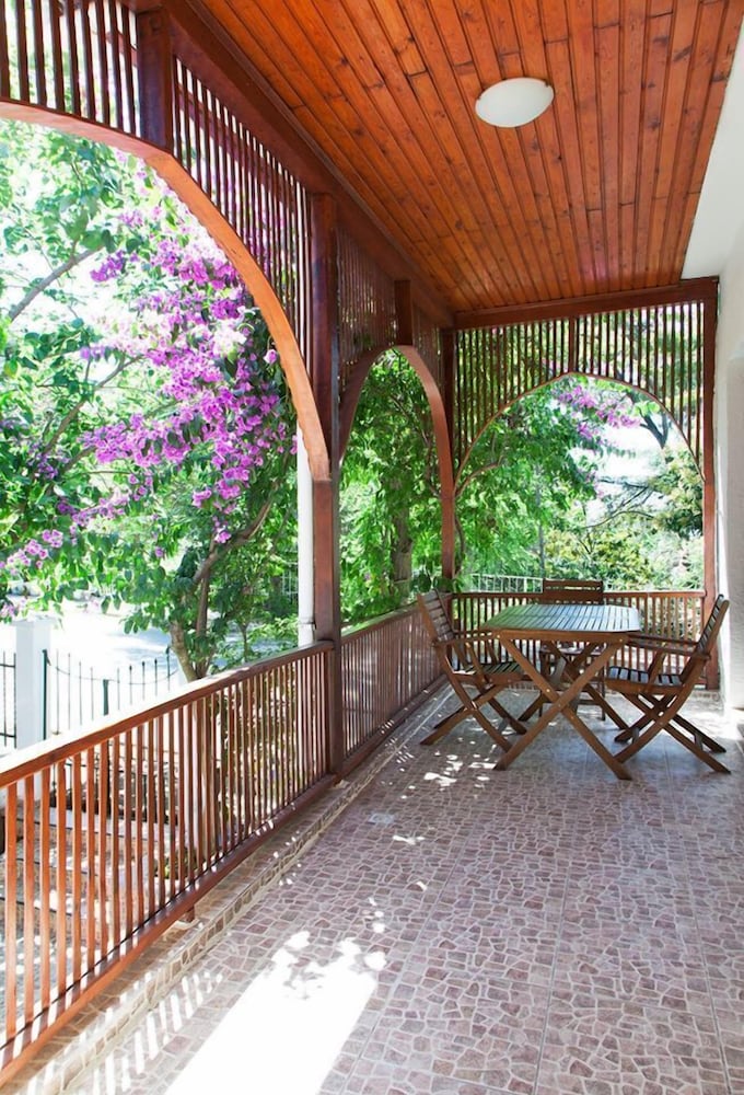 Orhan Kutbay'in Evi Turyolu Cafe Pansiyon 44/50