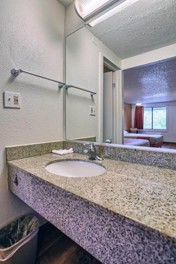 Motel6 Hagerstown, MD 33/36