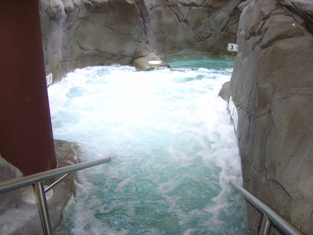 Six Flags Great Escape Lodge Indoor Waterpark 15/50