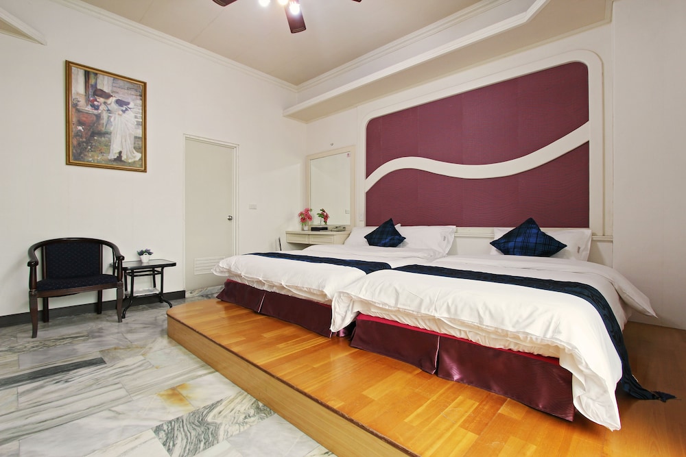 Tau Tau Chu Hotel 32/66
