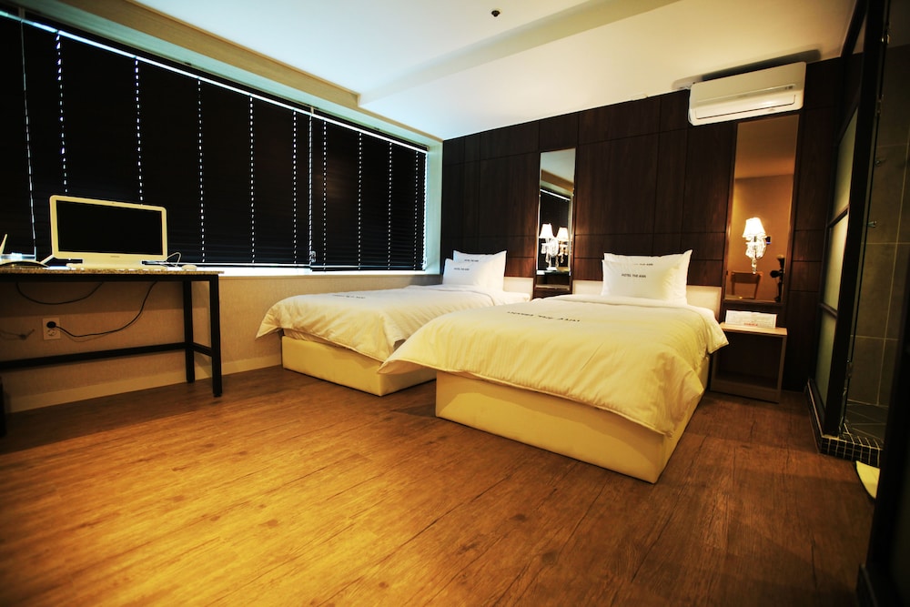 ROOM, TWIN BEDS