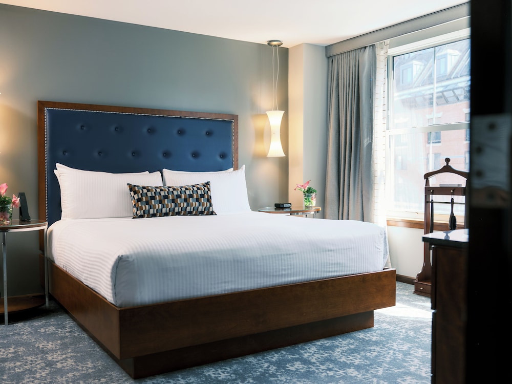 SUITE, KING BED, WATER VIEW