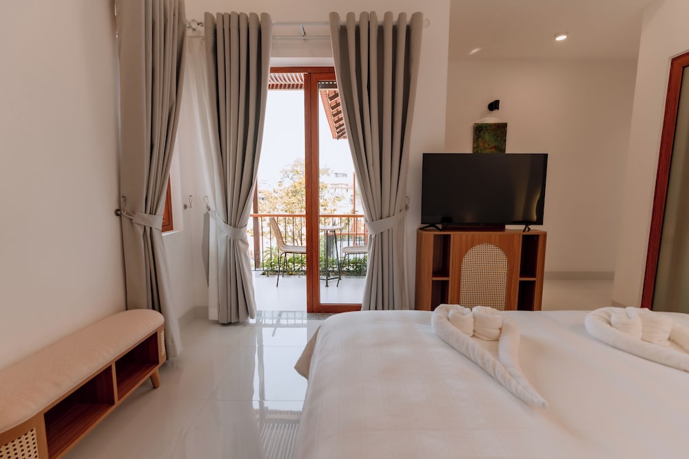 Hue Riverside Villa 8/50