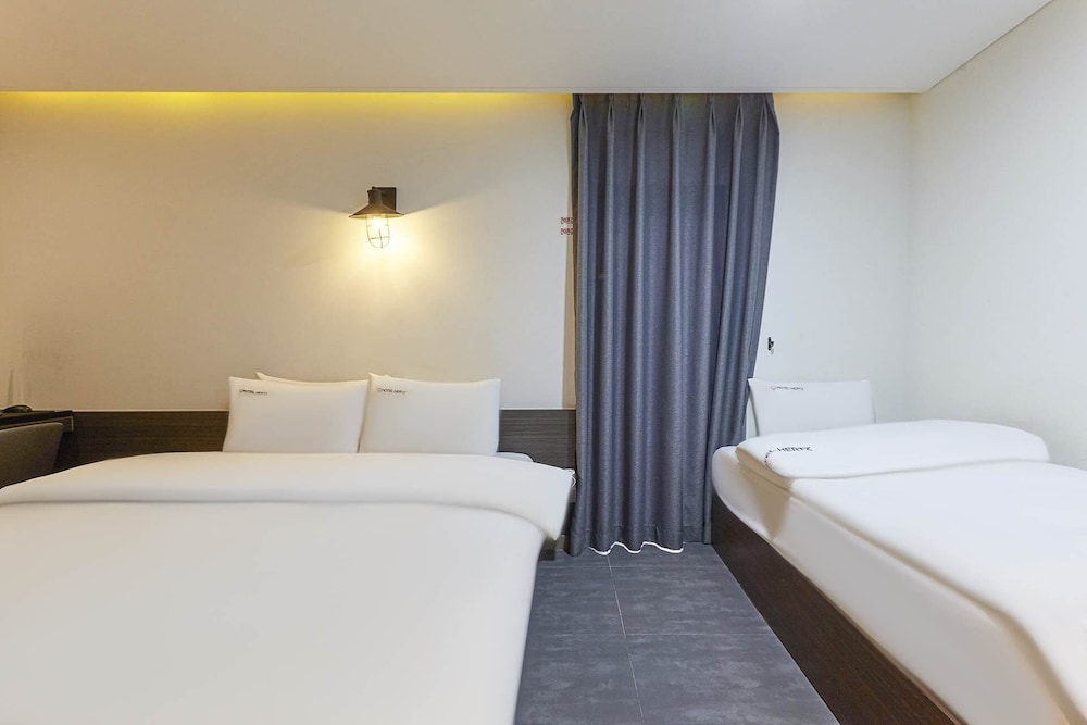 City, Triple, 1 Queen and 1 Single Bed