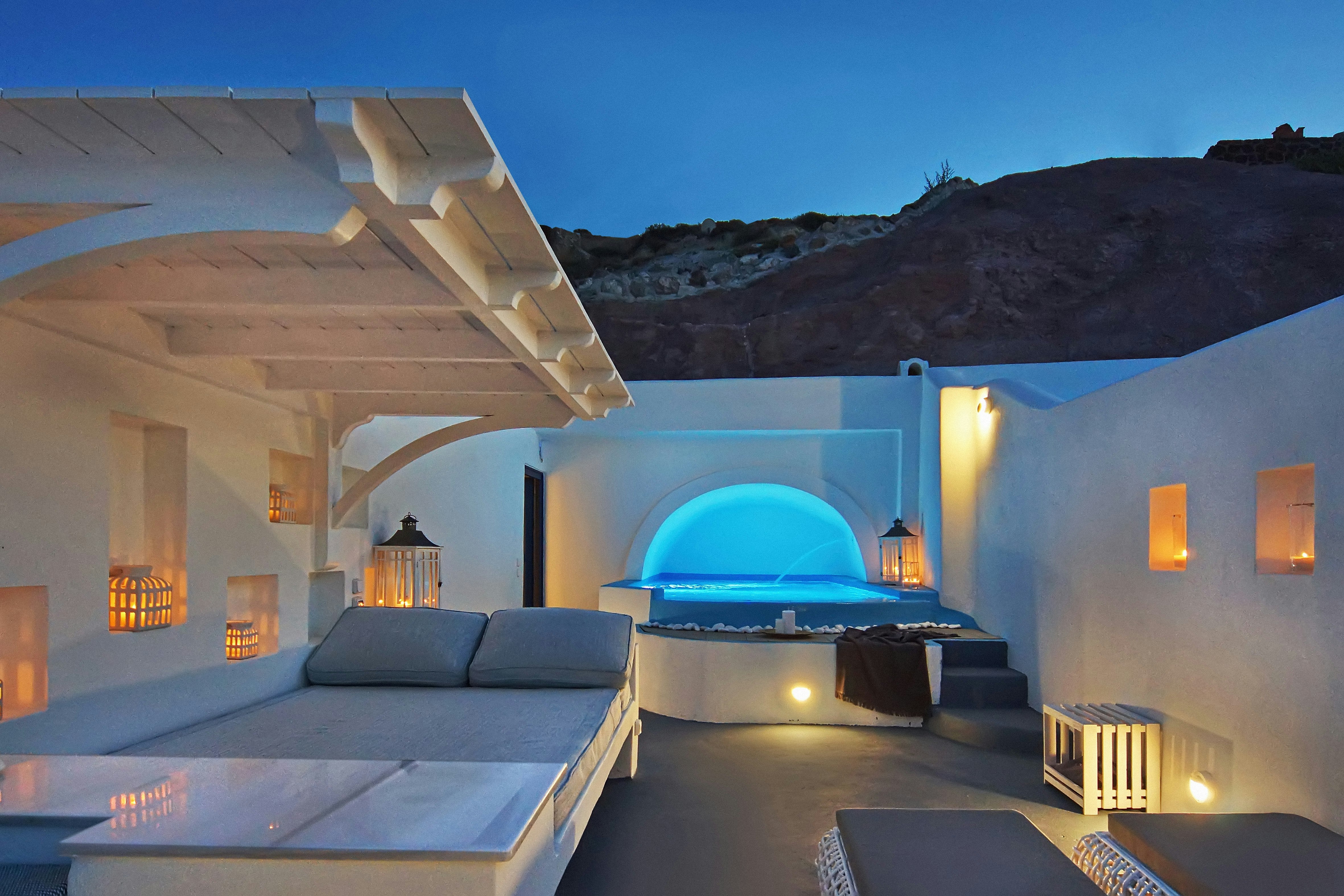 Astarte Suites 10/18
