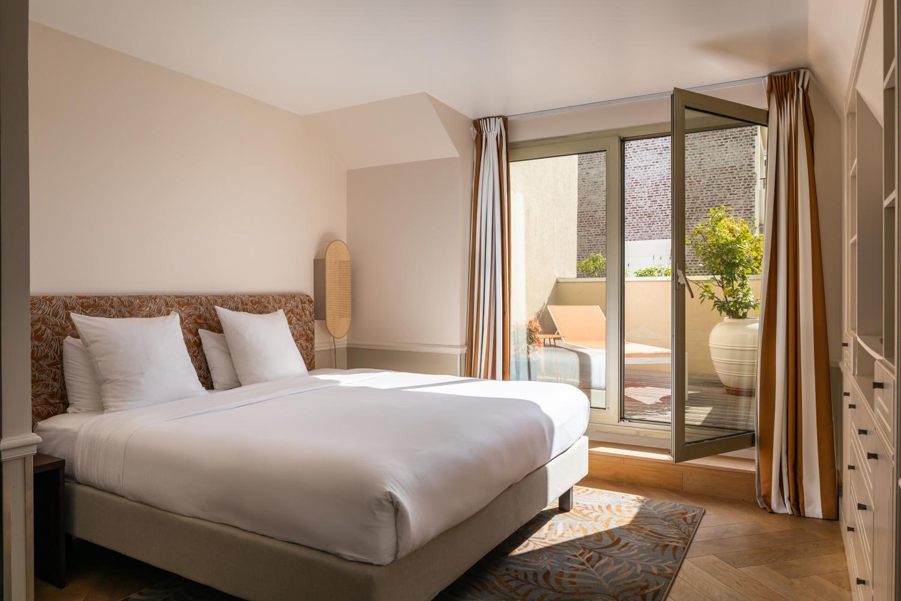 Junior Suite, Queen Bed, Eiffel View, Terrace