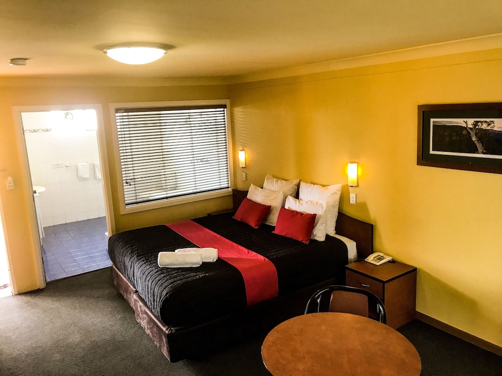 Colonial Motel 25/53