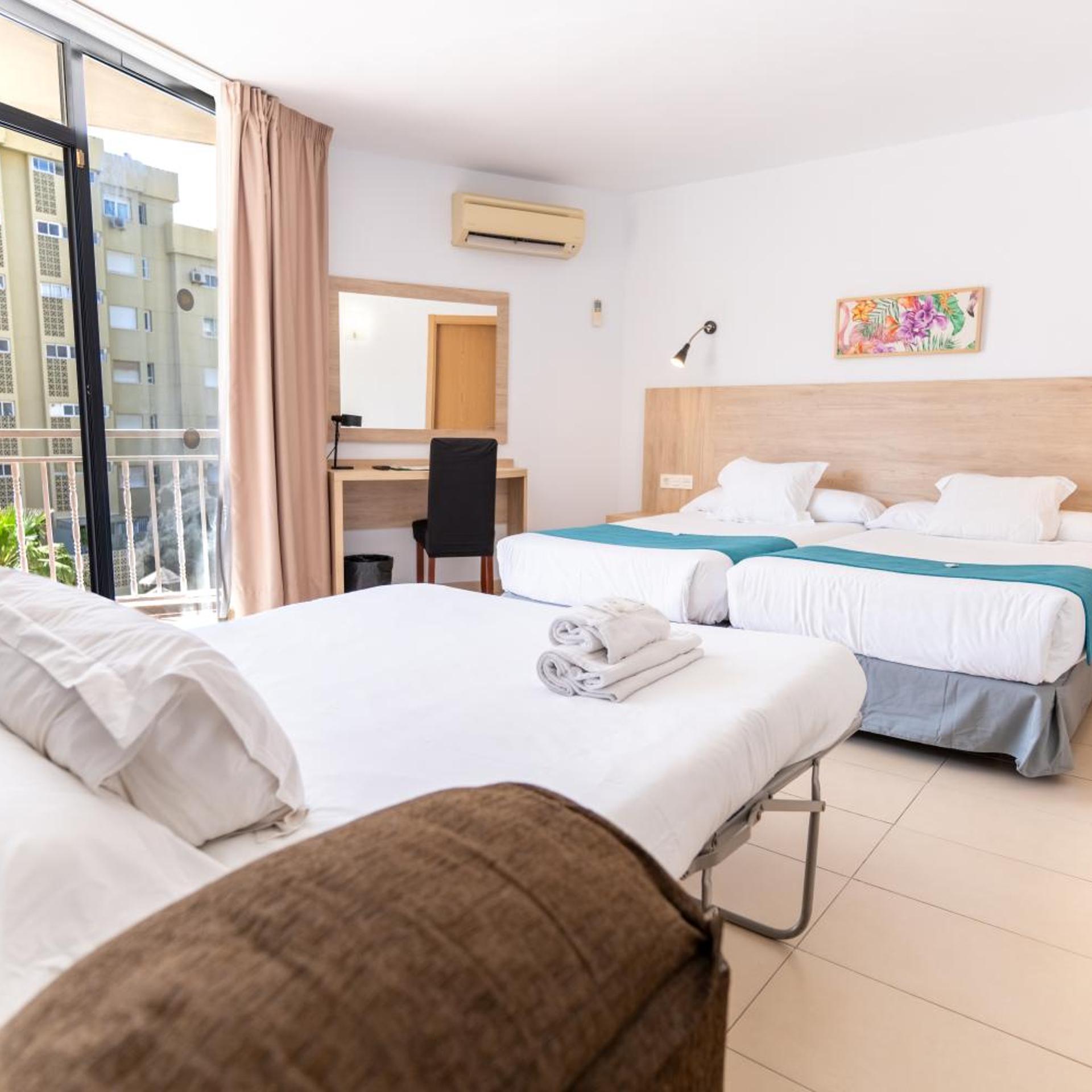 غرفة ثلاثية بإطلالة على المسبح