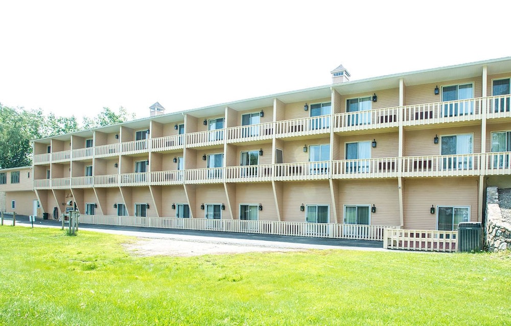 Hampton Falls Inn 2/44