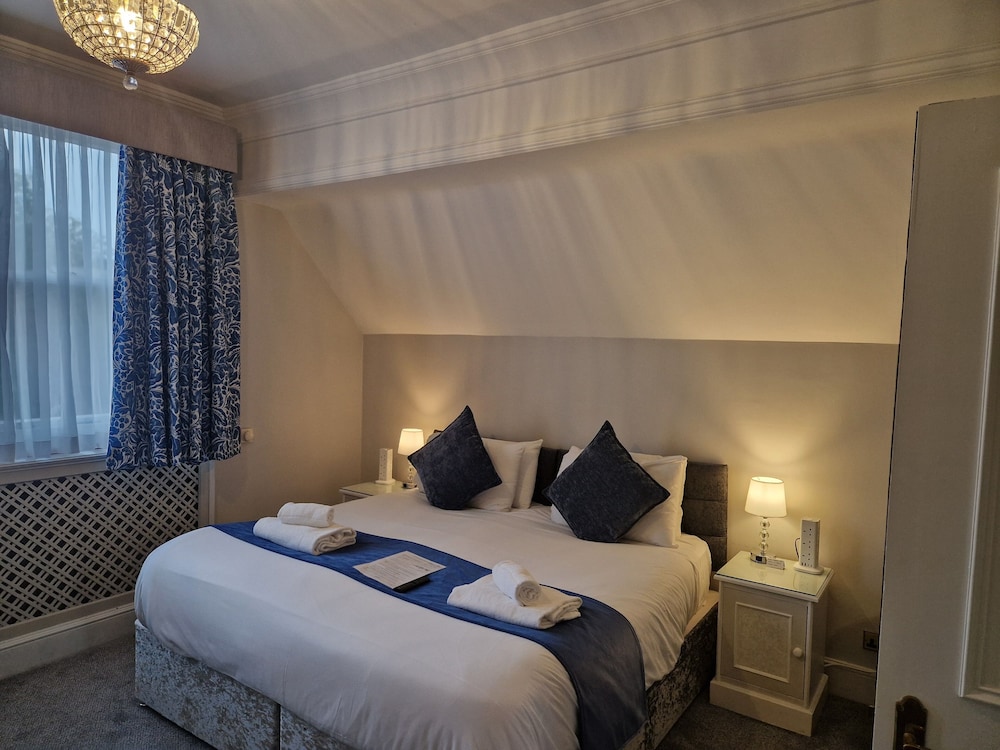 SUPERIOR, DOUBLE OR TWIN BED