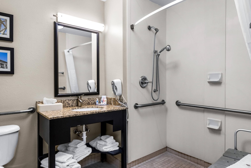 Room, King Bed, Sofa, Accessible, Comfort Inn Evansville East 3/3