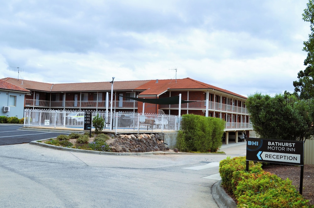 BATHURST MOTOR INN 3/59