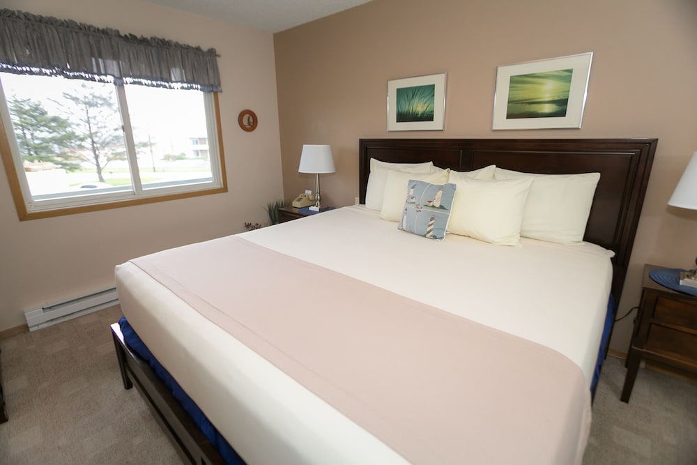 1 Bedroom, Signature, Unit, King Bed, Pool View, Sofa, Pet Friendly, Kitchen