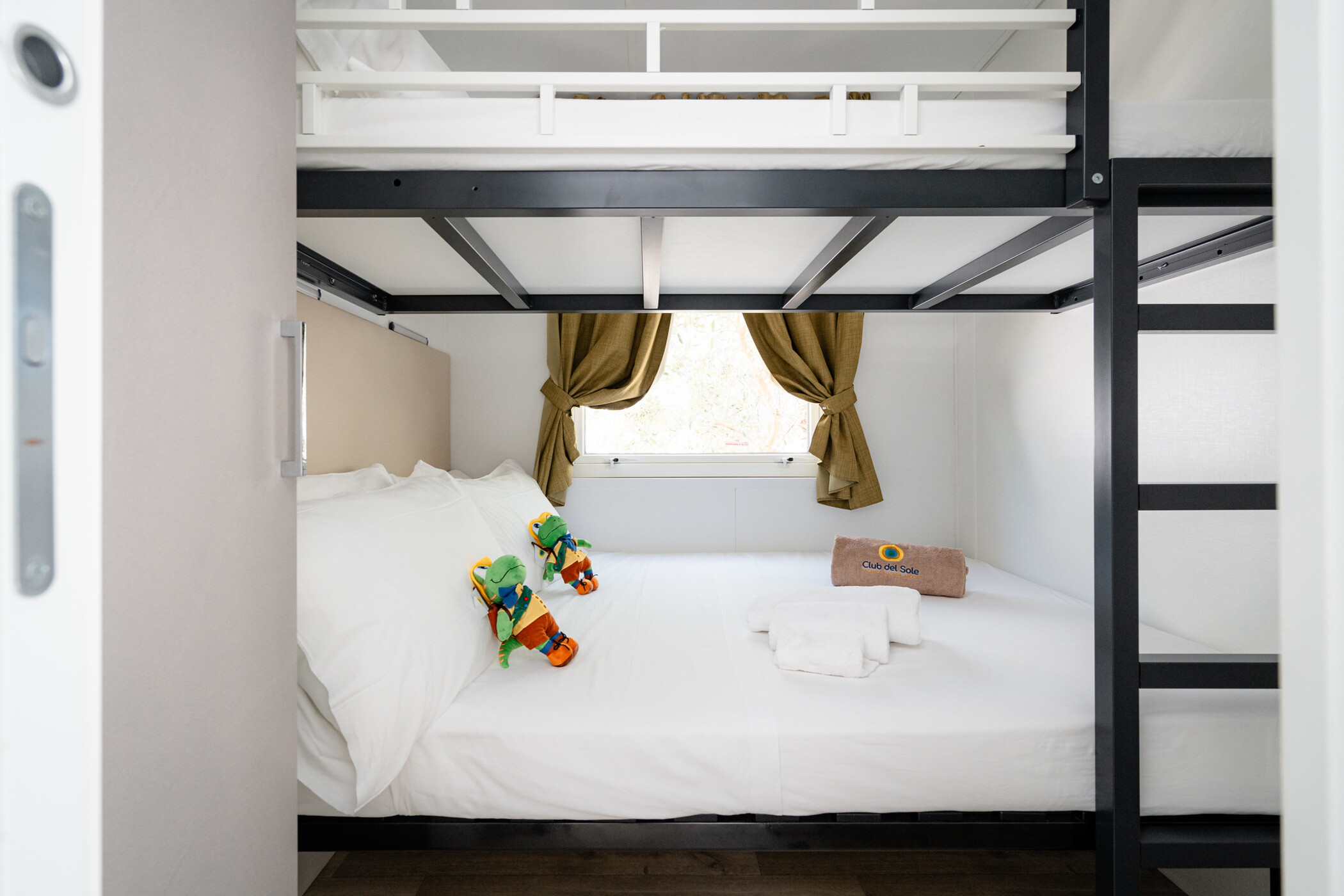 Deluxe, Lodge
