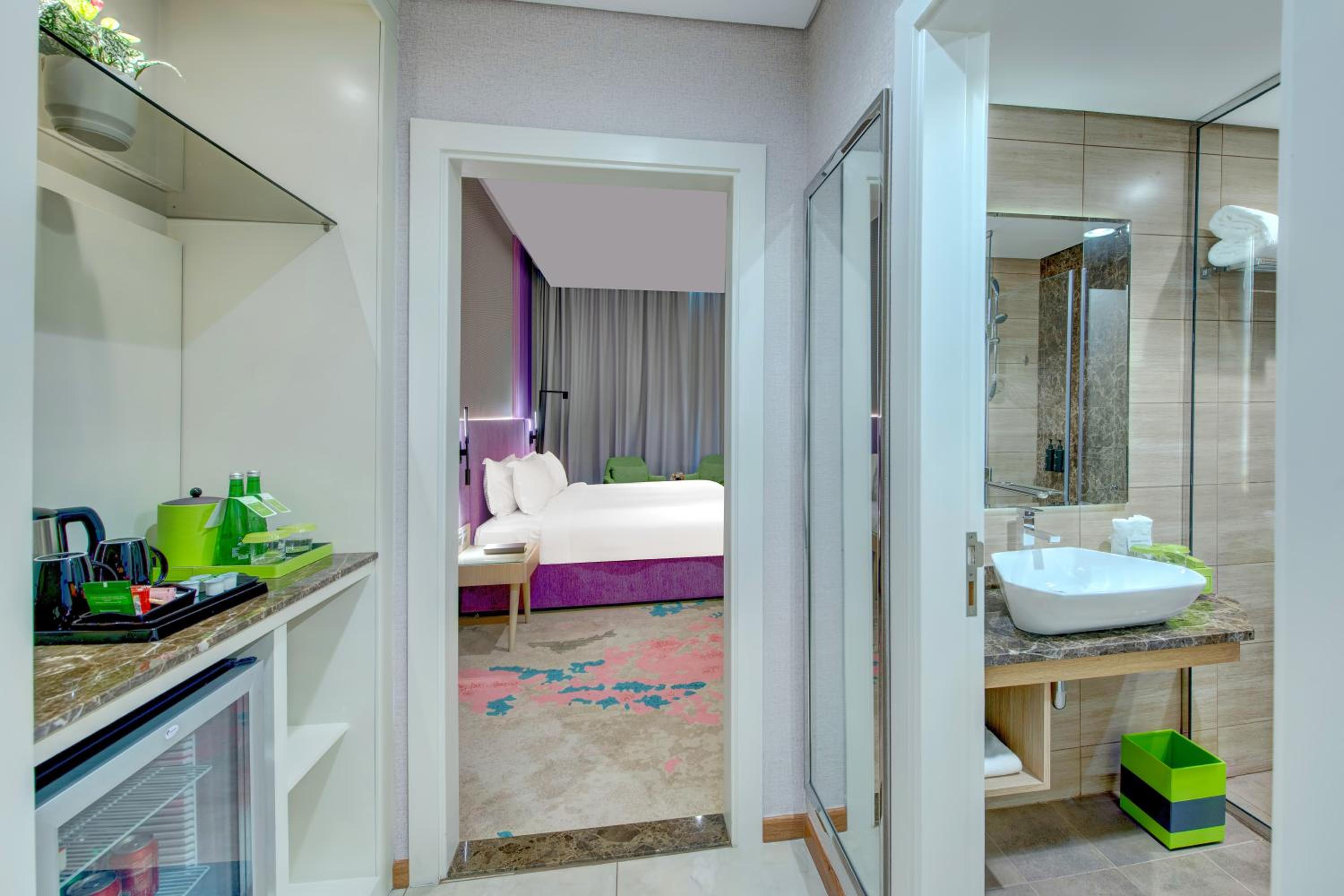 غرفة بسرير كينج وسرير كوين بإطلالة على المدينة للمدخنين، La Quinta by Wyndham Abu Dhabi Al Wahda 7/8