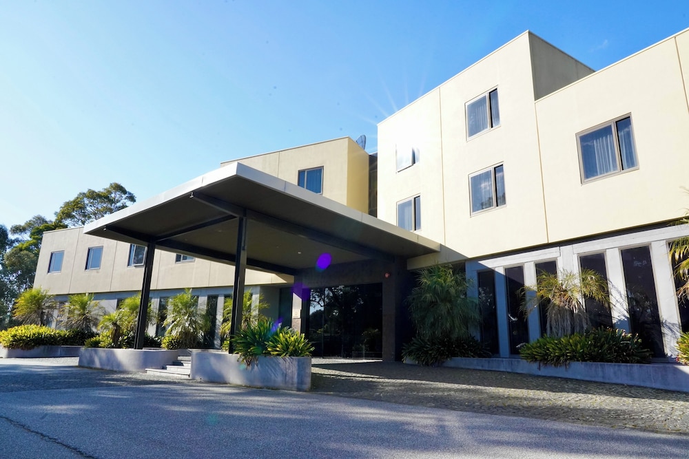 Golden Pebble Hotel 67/71