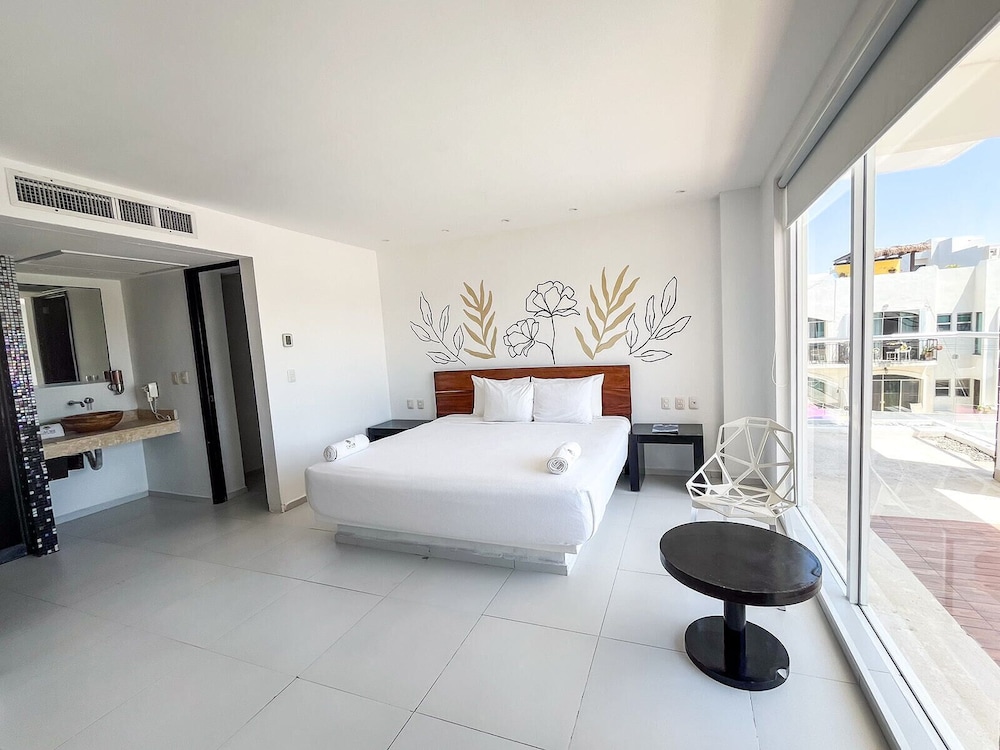 STANDARD, KING BED, POOL ACCESS