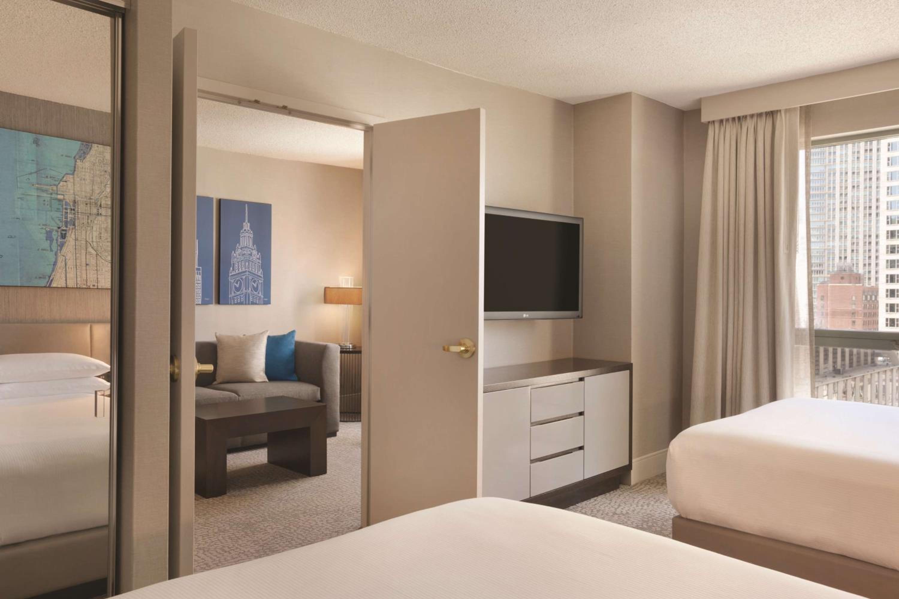 جناح بسريرين مزدوجين بغرفة نوم واحدة مع أريكة لذوي الإعاقة، Hilton Chicago Magnificent Mile Suites 3/4
