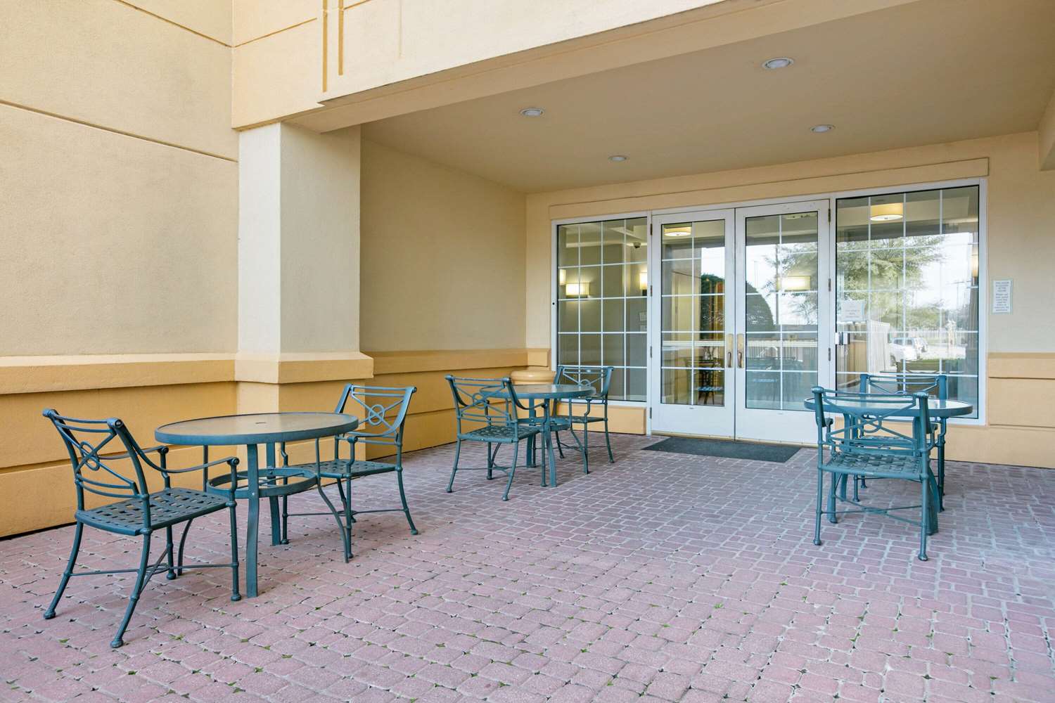 La Quinta Inn & Suites by Wyndham DFW Airport South / Irving 44/52