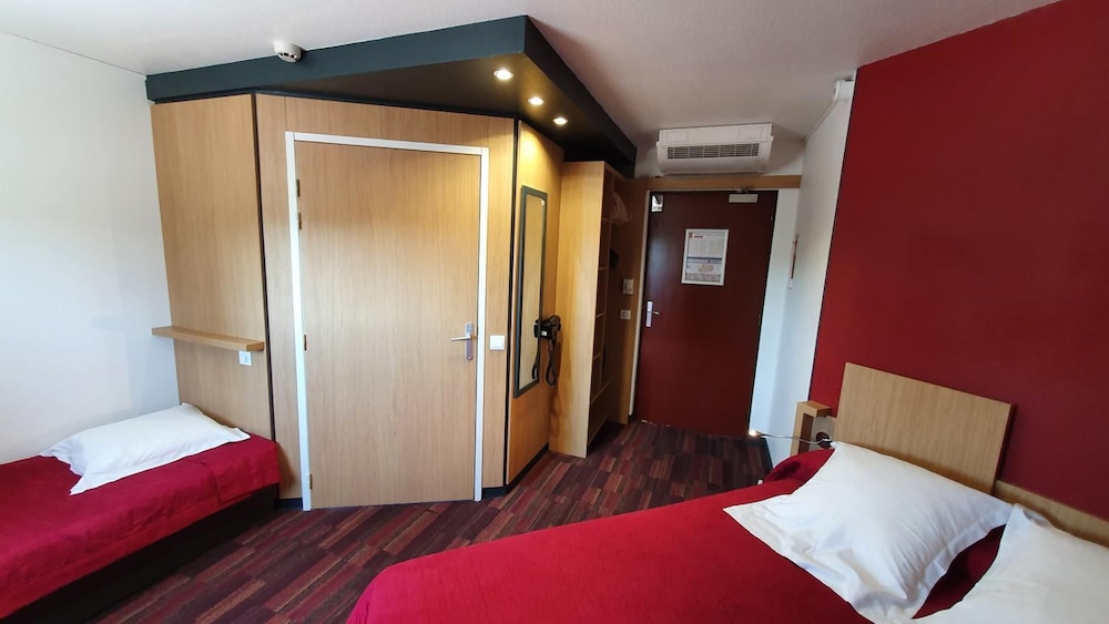 In Hotel 18/54