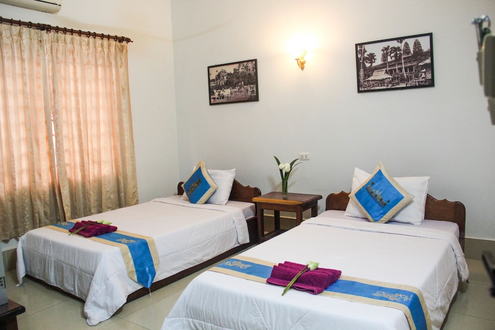 ROOM, TWIN BEDS