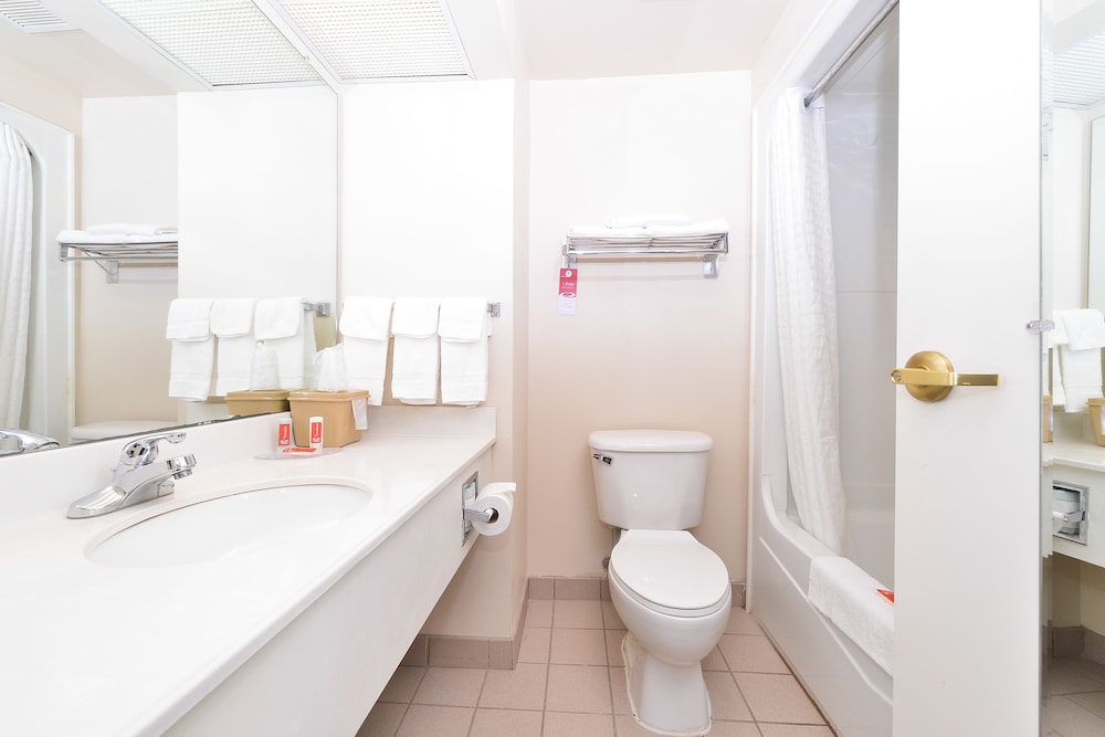 Econo Lodge Inn & Suites Marietta near Dobbins ARB 8/45