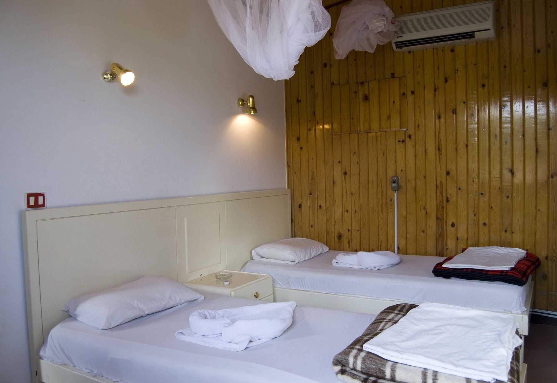 CABIN, TWIN BEDS